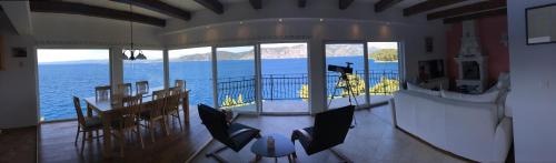 Racisce Apartment | Oceanfront Bliss at THE VIEW - 4-Star Pet Friendly Haven