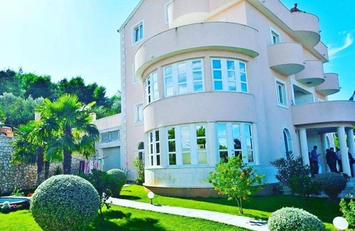 Arbanija Apartment | Discover Ocean View Stay at The View Hotel