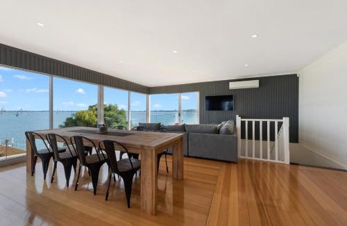 Mulwala House | Experience Tranquility at The View, Lake Mulwala - 4 Star Stay