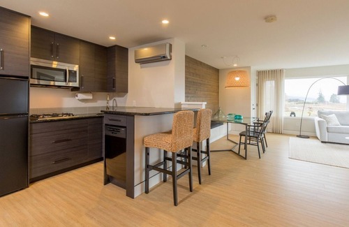 Regional District of Nanaimo Apartment | Experience The View Suite at Inn The Estuary – 10/10 Rating