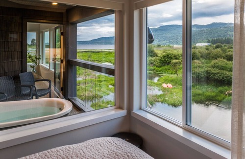 Regional District of Nanaimo Apartment | Experience The View Suite at Inn The Estuary – 10/10 Rating