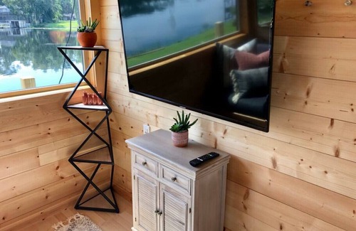 Northwest Orlando House | Idyllic Lake View Tiny Home - Guest Rated 9.8/10