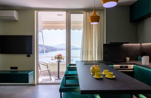 Sarande Apartment | Experience The View: Spa & Hot Tub with Free Parking