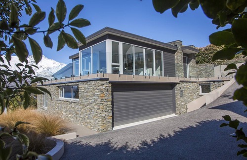 Fernhill Villa | Relaxing Retreat at The Views and Spa by Staysouth