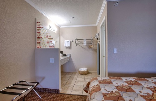 Oak Creek Hotel | Serene Getaway at The Views Inn Sedona with Pool & Breakfast
