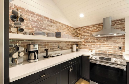 Monroe House | Relax at The Villa at Richardson Creek with Spa & Hot Tub