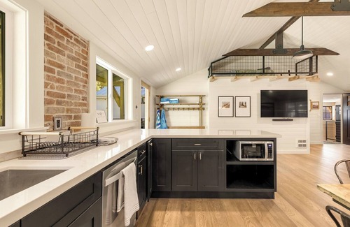 Monroe House | Relax at The Villa at Richardson Creek with Spa & Hot Tub