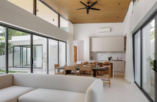 Maret Villa | Villa Coco: Beachfront 3 Bedroom Oasis with Spa & Pool