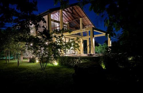 Attikulama Villa | Villa Lakeshore: Oceanfront Retreat with Pool & Hot Tub