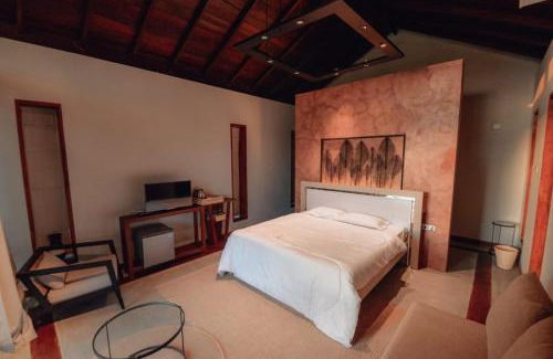 Attikulama Villa | Villa Lakeshore: Oceanfront Retreat with Pool & Hot Tub