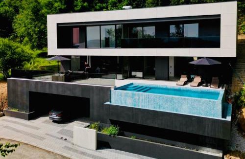 Sarajevo Villa | Oceanfront Villa O: Guest Rated 9.8 with Pool & Breakfast