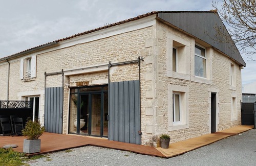 Prisse-la-Charriere Villa | Gite de Saint Florent: Pool, Spa & Pet-Friendly Retreat