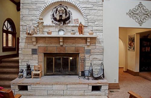 Red River House | The Villa - WiFi - Satellite - Fireplace - Washer - Dryer - Grill - Garage Access - Large Deck