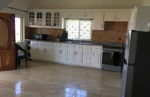 Moore Town Apartment | Cozy Villa with Breathtaking Ocean View and Kitchen