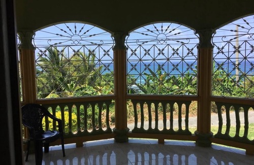 Moore Town Apartment | Cozy Villa with Breathtaking Ocean View and Kitchen