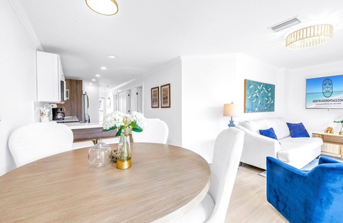 Siesta Key Village Apartment | The Village Breeze – 4BR/2BA, Pool, Walk to Beach & Siesta Key Village (2 Units)