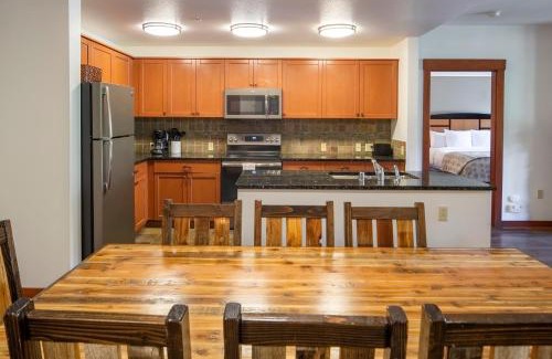 Mammoth Lakes Resort | Discover The Village Lodge: 4-Star Comfort with Hot Tub