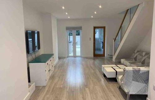 Buckingham Villa | Modern Villas with Free Parking & Netflix - Rated 9.3/10