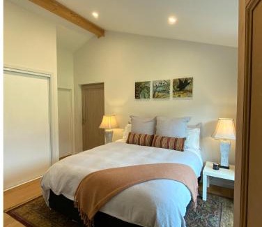Gibbston House | Gibbston: Rise Amidst Picturesque Vineyards & Hot Tub Bliss