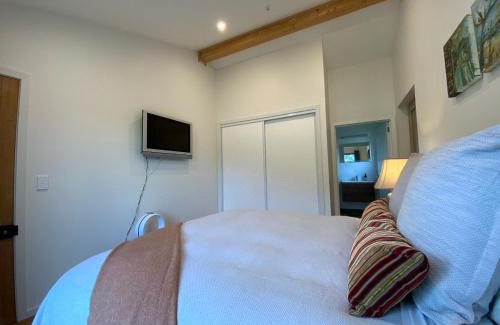 Gibbston House | Gibbston: Rise Amidst Picturesque Vineyards & Hot Tub Bliss