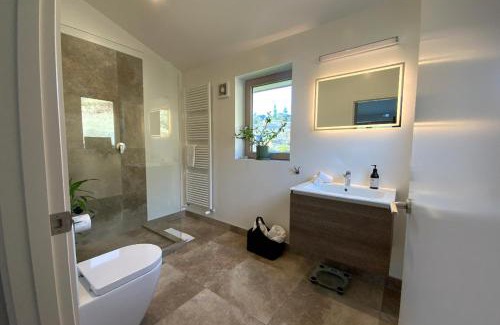 Gibbston House | Gibbston: Rise Amidst Picturesque Vineyards & Hot Tub Bliss