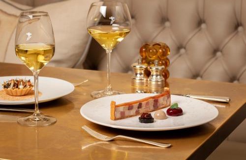 Stockcross Resort | Elegant Escape at The Vineyard: 5-Star Comfort Awaits