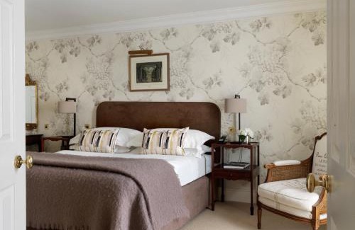 Stockcross Resort | Elegant Escape at The Vineyard: 5-Star Comfort Awaits