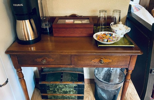 Grants Pass Cottage | Riverfront Vintage Cottage: Pet Friendly with Pool Access