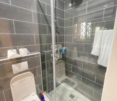 Accra Apartment | Budget-Friendly Stay at The Vittins with Pool & Kitchen