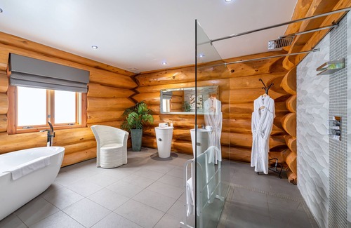 Bathgate Ski Chalet | Top-Rated Family Getaway at The Vu Log Cabins