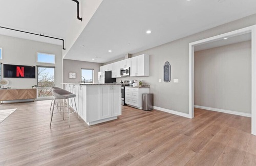 Wyandotte Apartment | Exceptional W Loft Penthouse: Pool, Gym & Balconies Await