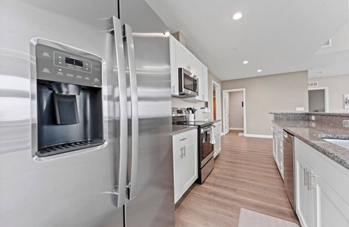 Wyandotte Apartment | Exceptional W Loft Penthouse: Pool, Gym & Balconies Await