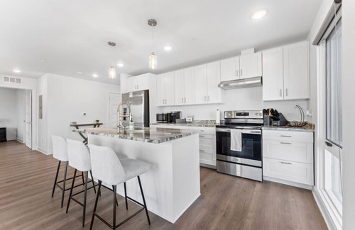 Wyandotte Apartment | Elegant W Loft: 2-Bedroom with Private Pool & Gym