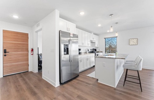 Wyandotte Apartment | Elegant W Loft: 2-Bedroom with Private Pool & Gym