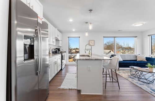 Wyandotte Apartment | Elegant W Loft: 2-Bedroom with Private Pool & Gym