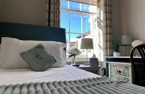 Weymouth House | Exceptional The Wadham with Breakfast & Kitchen Amenities