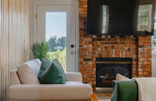 Rutland House | The Waikiki Retreat | Wow location + King Bed + Beach Volleyball! (Pets Allowed)