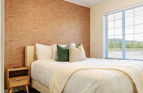 Rutland House | The Waikiki Retreat | Wow location + King Bed + Beach Volleyball! (Pets Allowed)