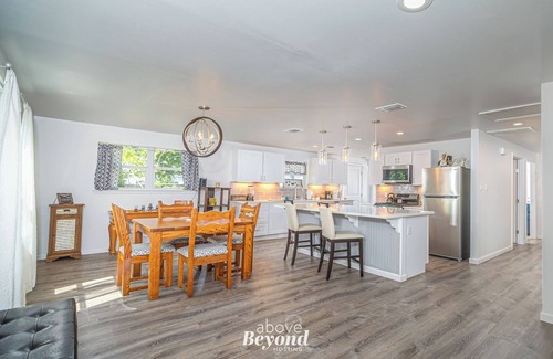 Bastrop House | Stylish Cottage Steps from Historic Main St with Spa & Breakfast