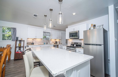 Bastrop House | Stylish Cottage Steps from Historic Main St with Spa & Breakfast