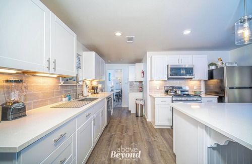 Bastrop House | Stylish Cottage Steps from Historic Main St with Spa & Breakfast