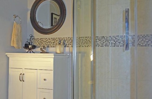 Creston Apartment | Guest Rated: The Walnut Tree Awaits Your Stay
