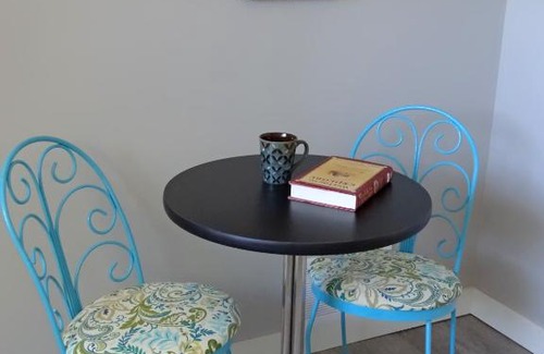 Creston Apartment | Guest Rated: The Walnut Tree Awaits Your Stay