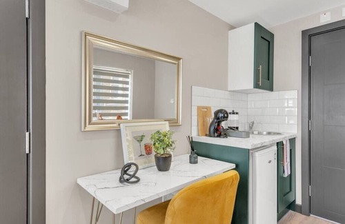 Shacklewell Apartment | Discover The Wanderlust Studio: Your Ultimate Travel Retreat