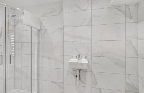 Shacklewell Apartment | Explore The Wanderlust Studio: A Haven for Travelers