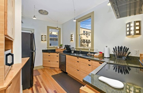 Whittier House | Eco-Friendly Cottage in Uptown - Steps from Top Attractions