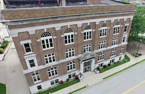 Oshkosh Apartment | Historic Washington Place Flats with Spa & Breakfast Awaits