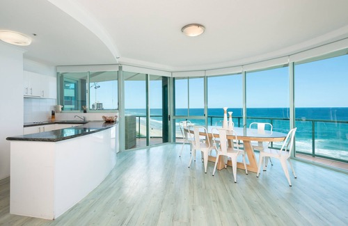 Main Beach Apartment | Relax at The Waterford on Main Beach: Oceanfront Retreat