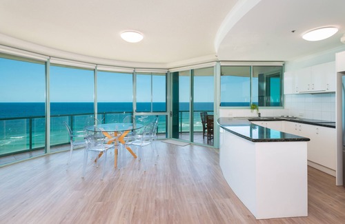 Main Beach Apartment | Relax at The Waterford on Main Beach: Oceanfront Retreat