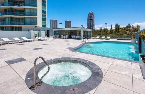 Main Beach Apartment | Relax at The Waterford on Main Beach: Oceanfront Retreat